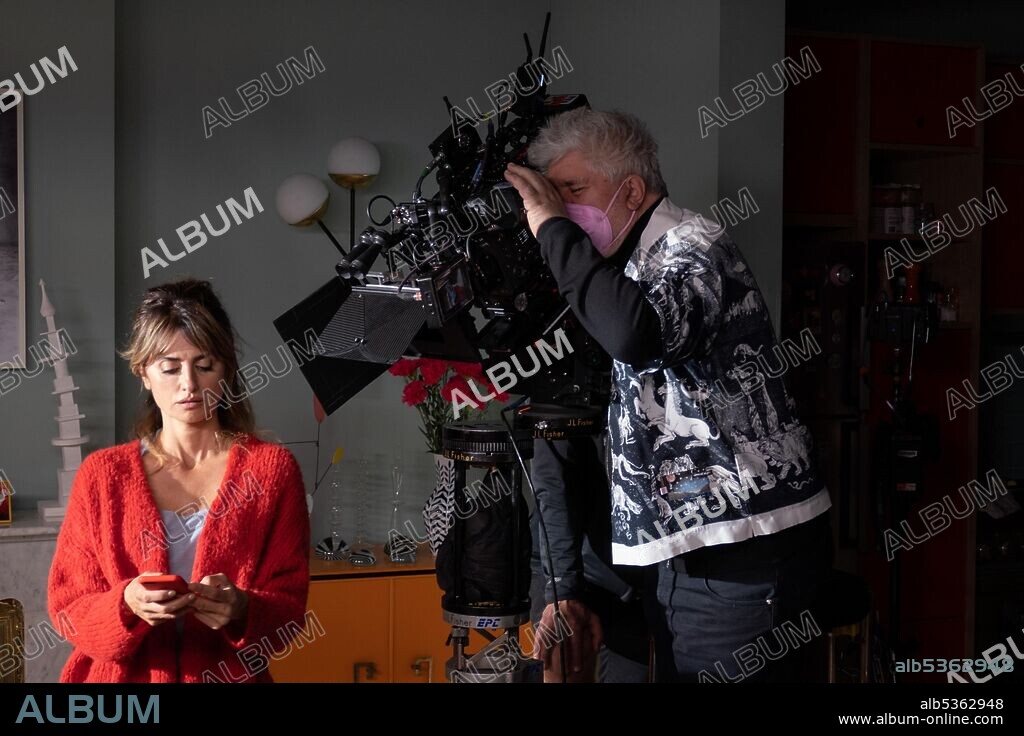 PEDRO ALMODOVAR et PENELOPE CRUZ dans MADRES PARALELAS, 2021, réalisé par PEDRO ALMODOVAR. Copyright El Deseo / TVE.