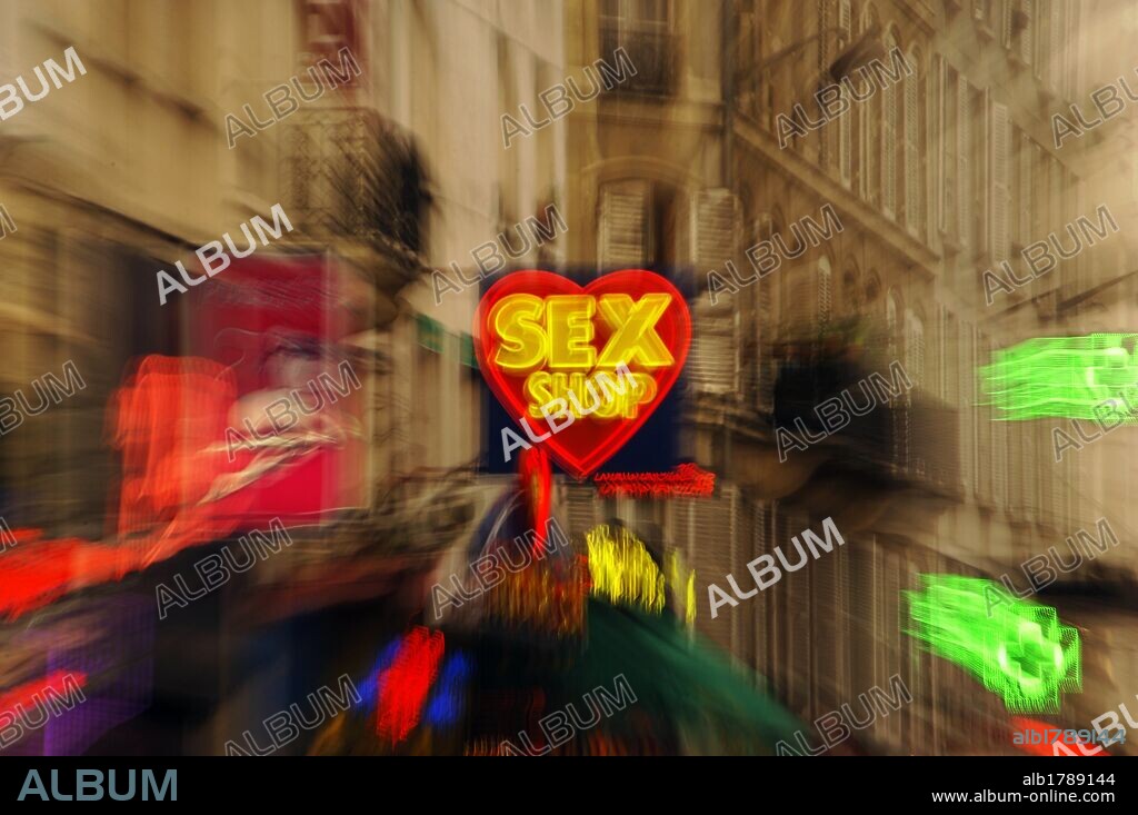 Calle con Sex Shop en el barrio del Pigalle. París. Francia.