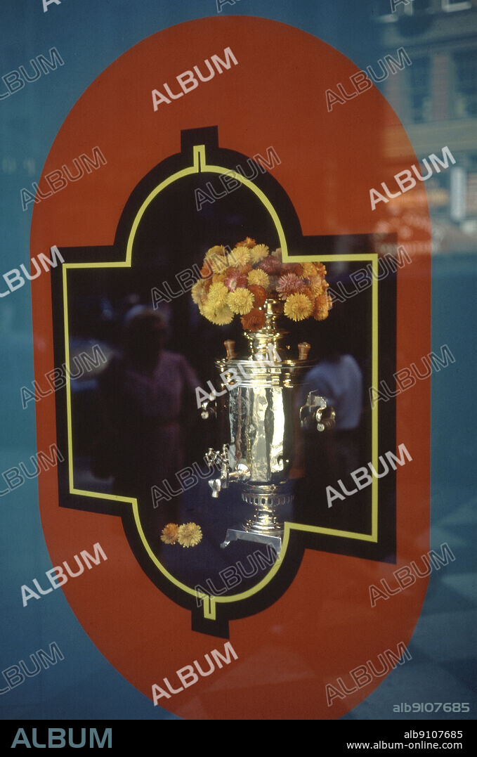 CALLE 57-ESCAPARATE DE RESTAURANTE RUSO-FLORERO - FOTO AÑOS 80.