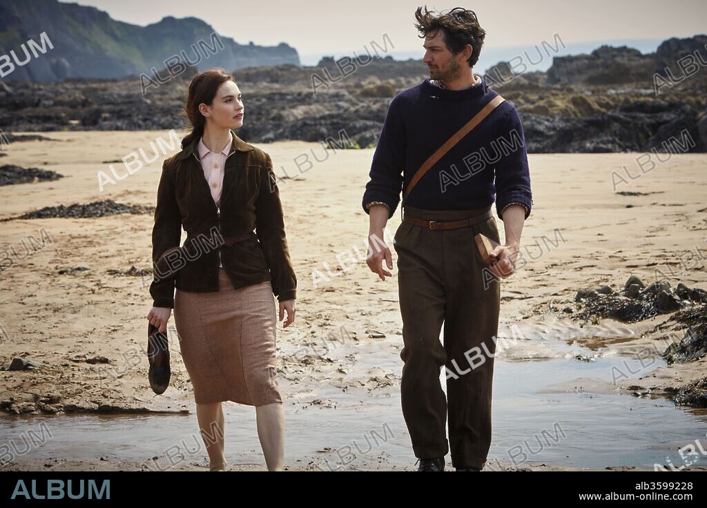 LILY JAMES et MICHIEL HUISMAN dans THE GUERNSEY LITERARY AND POTATO PEEL PIE SOCIETY, 2018, réalisé par MIKE NEWELL. Copyright BLUEPRINT PICTURES.