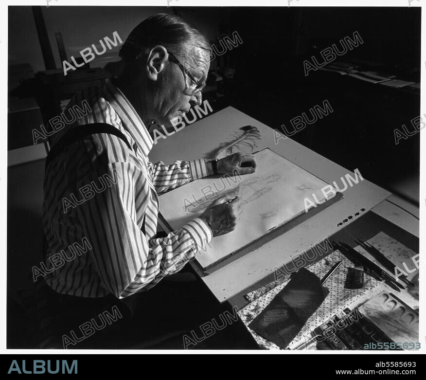 Tübke, Werner; dt. Maler; Schönebeck/. Elbe 30.7.1929 - Leipzig 27.5.2004. Werner Tübke am Zeichentisch. Foto, Leipzig 1988.