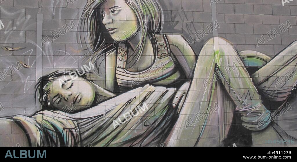 pareja de jóvenes, él recostado sobre ella; graffiti mural, plaza de las glorias; distrito San Martin, Barcelona, en 2014.
