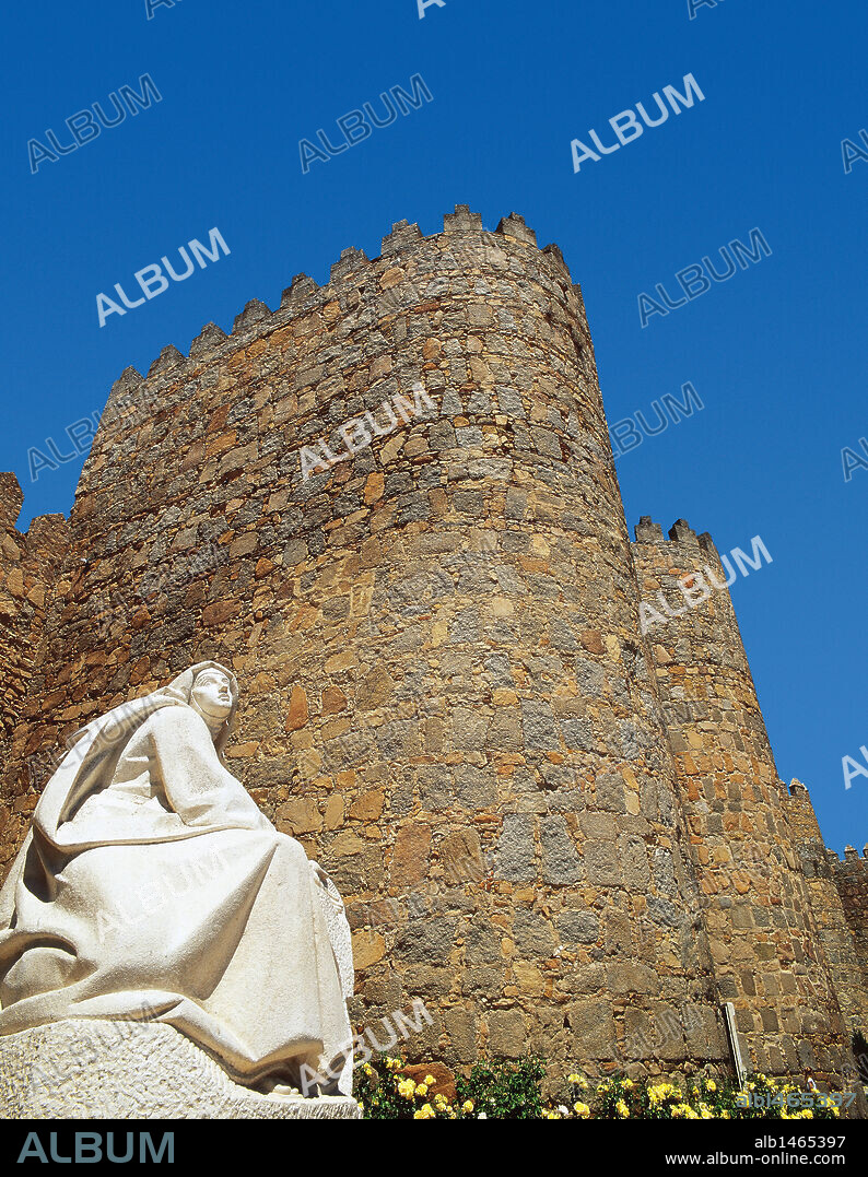 CASTILLA-LEON. AVILA. Vista del MONUMENTO A SANTA TERESA, obra de Juan Luís Vassallo Parodi. Situado junto a la PUERTA DEL ALCAZAR, perteneciente a la muralla medieval del siglo XII. España.