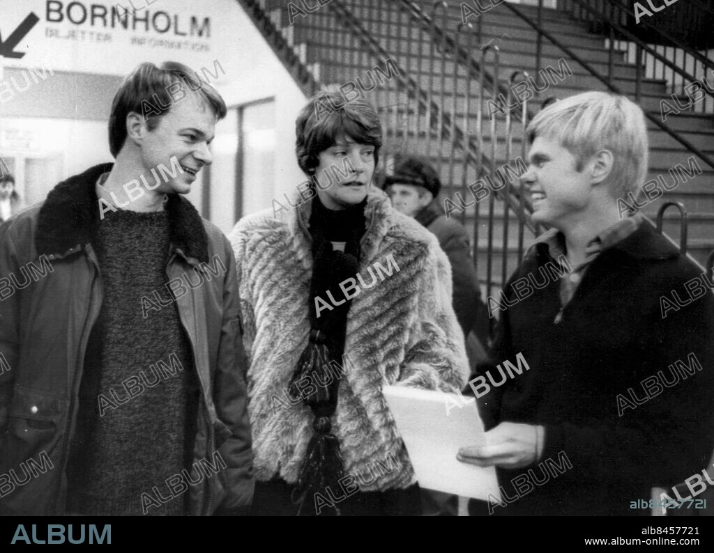 ARKIV 840101 . Göran Jacobsson, t v, och Niklas Holm välkomnas av svenska konsuln Suzanne Malmberg sedan de stigit i land i Ystad efter att ha släppts ur polskt fängelse. COPYRIGHT SCANPIX SWEDEN.