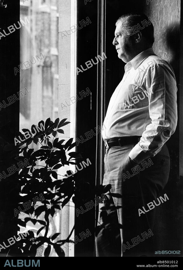 Göteborg 1991-06-13. Arne Thorén - radioman och före detta redaktionschef på Göteborgs-Posten, tittar ut genom fönster *** Local Caption *** GP Foto: Lars Alexi. KAMERAREPORTAGE.