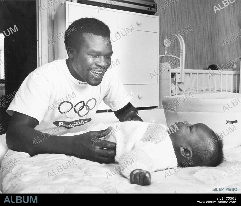 Göteborg 1988. Shadrach Odhiambo - boxare - här ses han med baby *** Local Caption *** GP Foto: Magnus Sundberg. KAMERAREPORTAGE.