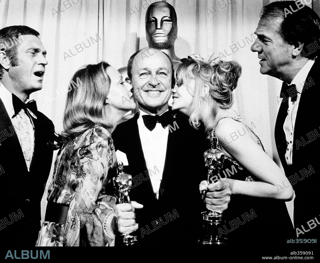 GOLDIE HAWN, JEANNE MOREAU, KARL MALDEN and STEVE MCQUEEN. 44rd Academy Awards (1972).Steve McQueen and Karl Malden with Philip D´antoni, from the 20th Century Fox Company, who receives the best picture award for "The French Connection". The presenters Goldie Hanwn and Jean Moreau accompany him. 1972