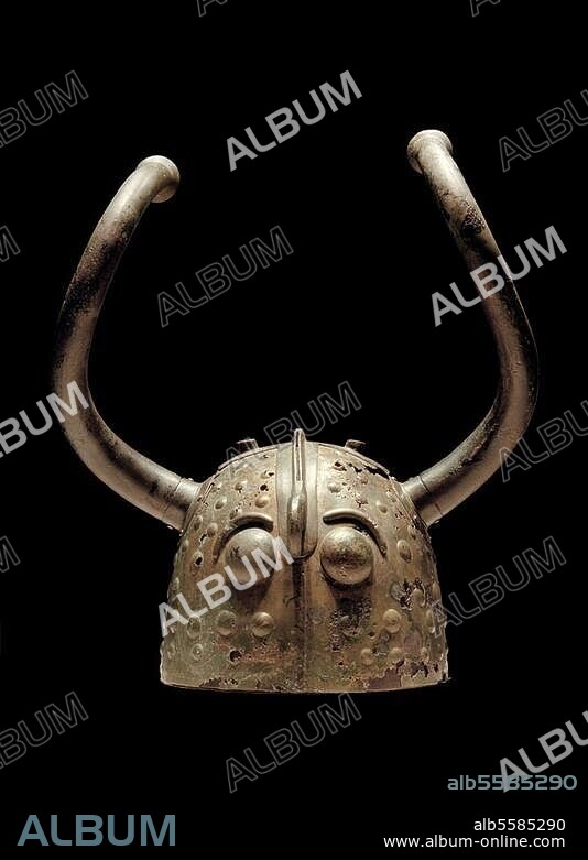 Late Bronze Age, Period IV, 11th -10th century BC. Helm with horns. Bronze, height 39.7cm. Found at Vikso, Brons bog, district Frederiksborg, Zealand, Denmark. Inv. no. B13552. Copenhagen, Nationalmuseet.