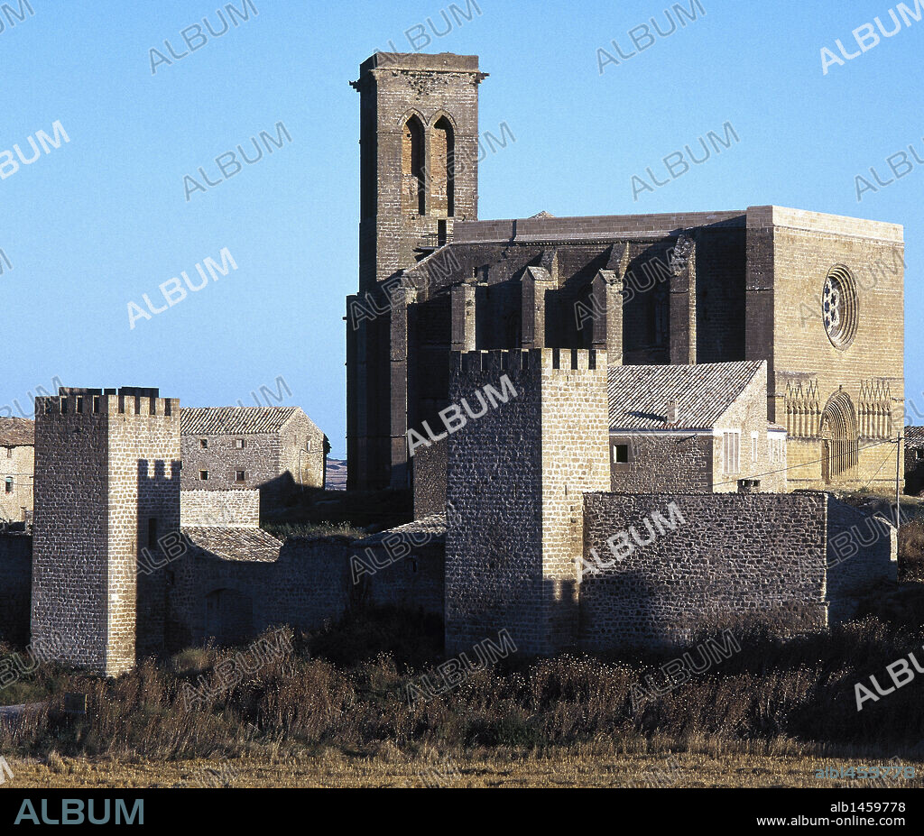 NAVARRA. ARTAJONA. Aspecto de "EL CERCO", recinto amurallada de la villa, fechado en els S. XII. Al fondo, la Iglesia de San Saturnino (s. XIII) .