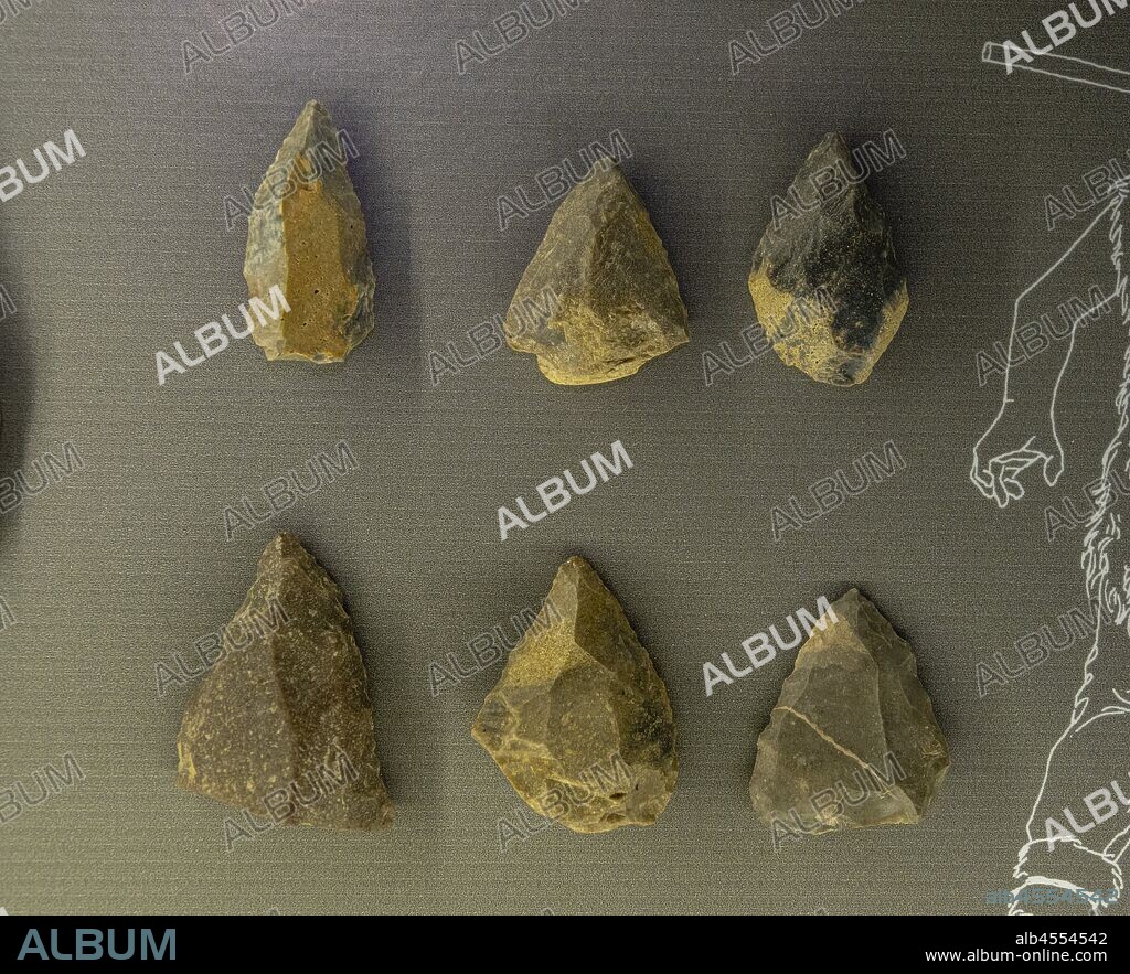 puntas musterienses, cueva de Axlor, Dima, Arkeologi Museoa, museo aqueologico, Bilbao, Bizkaia, Pais Vasco, Spain.