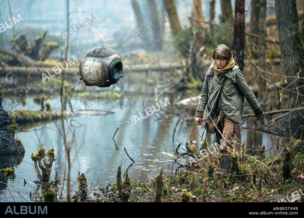 RAFFIELLA CHAPMAN in VESPER, 2022, unter der Regie von BRUNO SAMPER und KRISTINA BUOZYTE. Copyright Rumble Fish Productions.