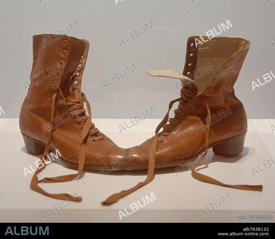 MERET OPPENHEIM. Oppenheim, Meret. 1913-1985. "Das Paar", 1956. Paar braune Stiefel, 20 x 40 x 15 cm. Privatsammlung.