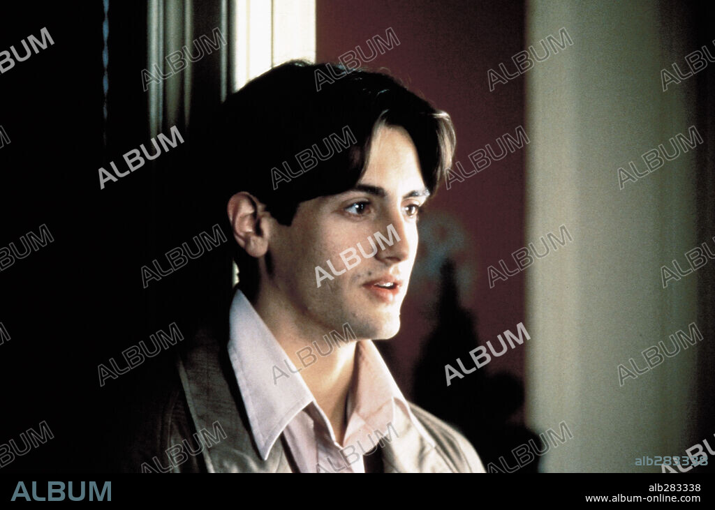 JUAN DIEGO BOTTO en EN BRAZOS DE LA MUJER MADURA, 1997, dirigida por MANUEL LOMBARDERO. Copyright LOLAFILMS.