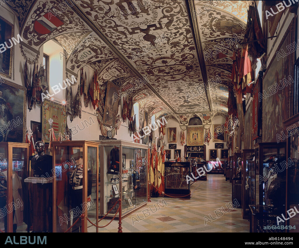 CARBONELL ALONSO. VISTA SALON DE REINOS DE ESTILO BARROCO CON PIEZAS DEL MUSEO DEL EJERCITO.