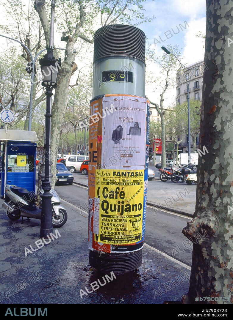 CARTELES PUBLICITARIOS EN EL MOBILIARIO URBANO DEL PASEO DE GRACIA - INDICADOR DE TEMPERATURA - FOTO AÑOS 00.