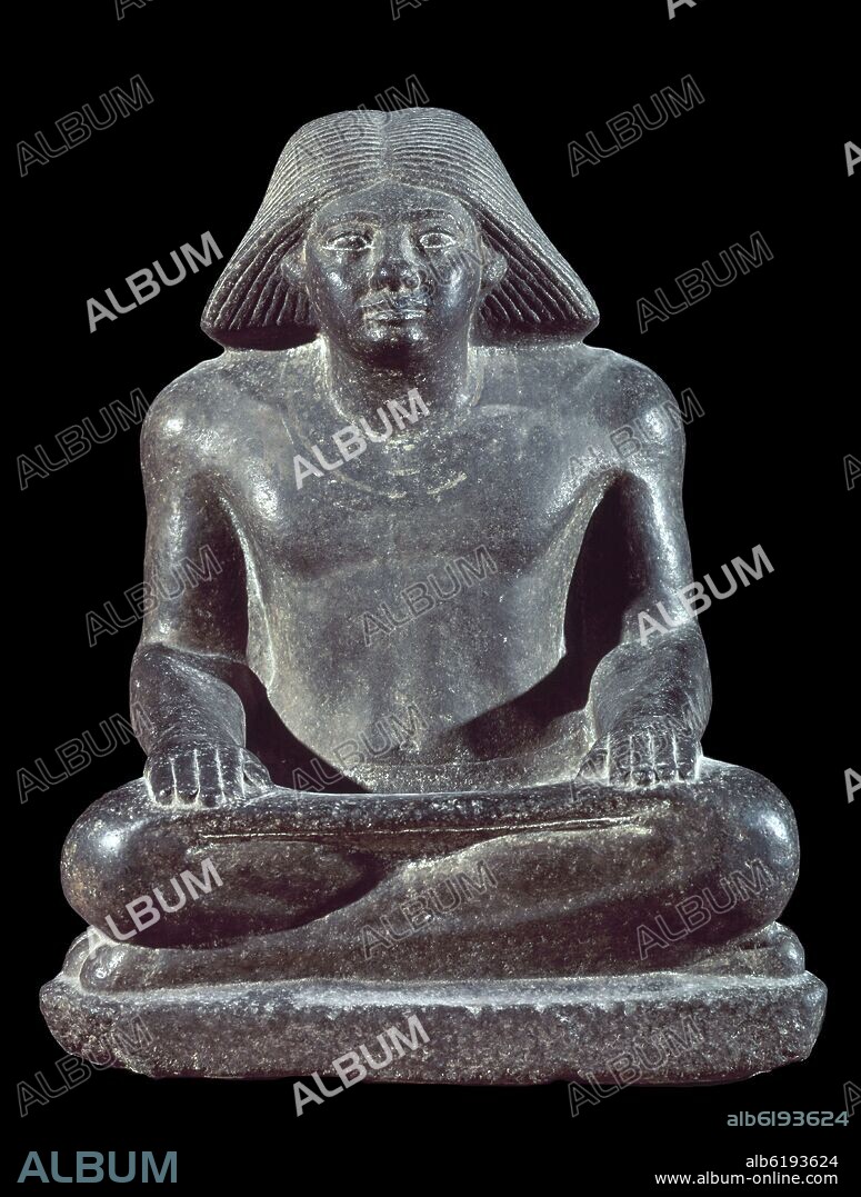 ESCRIBA SENTADO. GRANITO GRIS.  V DINASTIA. PROCEDE DE SAQQARA. 48 CMS ALTURA.