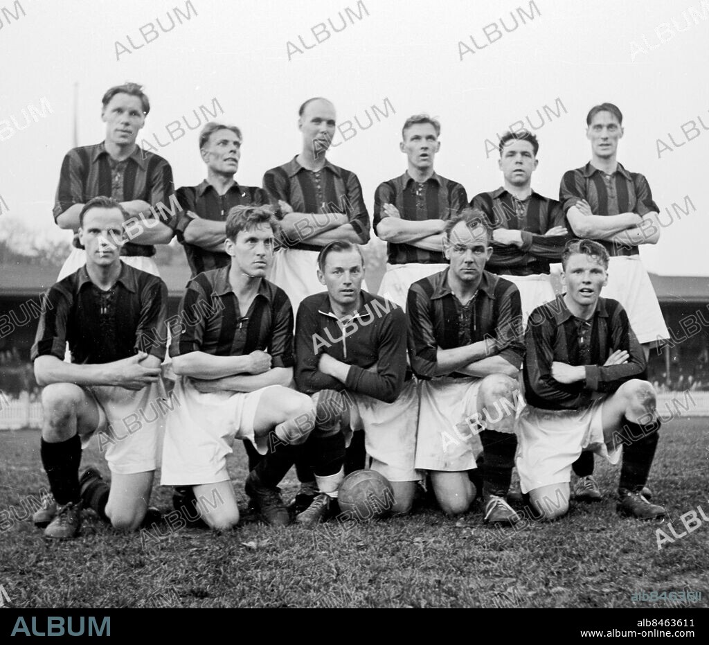 Maj 1947 Göteborg. Gais A-lag. Stående fr v: Egon Nyman , Erland Ekström , "Jack" Jacobsson , Leif Larsson , Göte "Knubben" Sjösten , Göte Karlsson .. Knästående fr v: Bertil Sernros , Rolf Gustavsson , Nils Johansson , Folke Lind , Sixten "Tjärpapp" Rosenqvist. Foto: Kamerareportage *** Local Caption *** GP. KAMERAREPORTAGE.