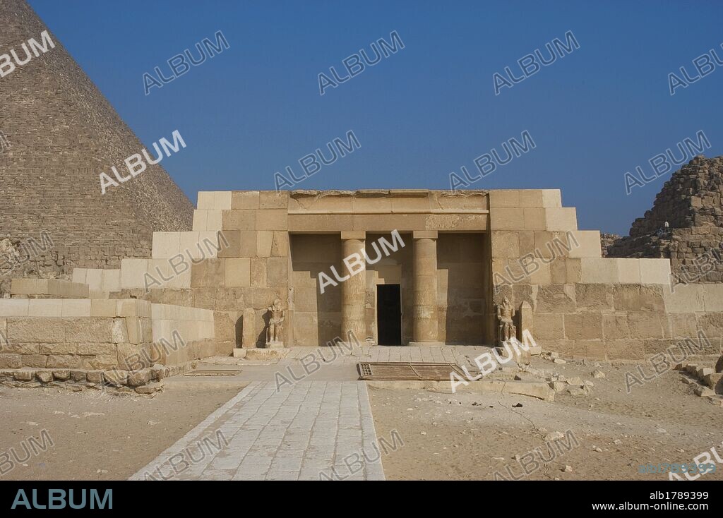 ARTE EGIPCIO. MASTABA DE LA REINA MERESANKH (MERSYANK) III. (2558-2500 a. C). Reina y esposa del faraón Kefrén. Vista general de la entrada de la mastaba real nº G 7530-7540 de la Necrópolis Real de la IV DINASTIA (IMPERIO ANTIGUO). Valle de EL GIZA. Egipto.