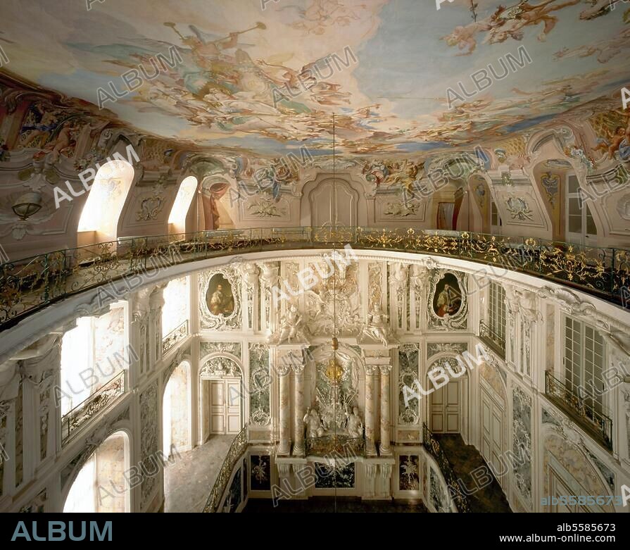 Brühl (Nordrhein-Westfalen), Schloß Augustusburg. (erb. unter Kurfürst Clemens August; Arch.: 1725 Konrad Schlaun, 1728 François Cuvilliés, 1743-48 Balth. Neumann). Innenansicht: Treppenhaus (1743-48 von Balthasar Neumann); Blick von der Galerie. Foto (Florian Monheim).
