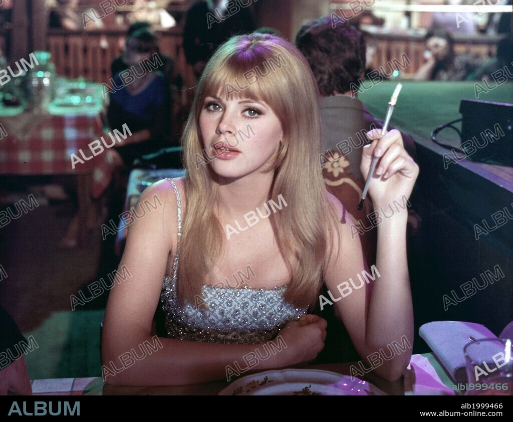 BRITT EKLAND en EL MAGNIFICO BOBO, 1967 (THE BOBO), dirigida por ROBERT PARRISH. Copyright WARNER BROTHERS.