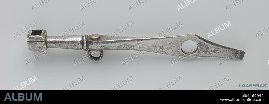 Pair of wheellock pistols with spanner, Spanner, Belongs to a couple of rad-lock guns. The key consists of a flat diamond-shaped part with a central opening in the center and ending as a screwdriver, and a round part with a square head that is open on both sides and whose opening corresponds to the spindle of the pistol wheel. With this side the shooter could turn the spindle a quarter turn. Bear eye in the middle., Peter Meesen, Utrecht, 1655 - 1660, iron (metal), l 15.5 cm × w 2 cm.