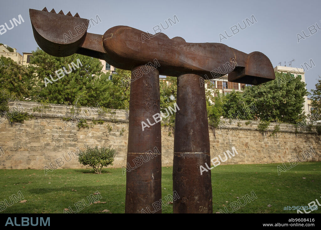 Tòtem, Alfons Sard, 1990, Hierro, Parc de la Mar, Palma, Mallorca, balearic islands, Spain.