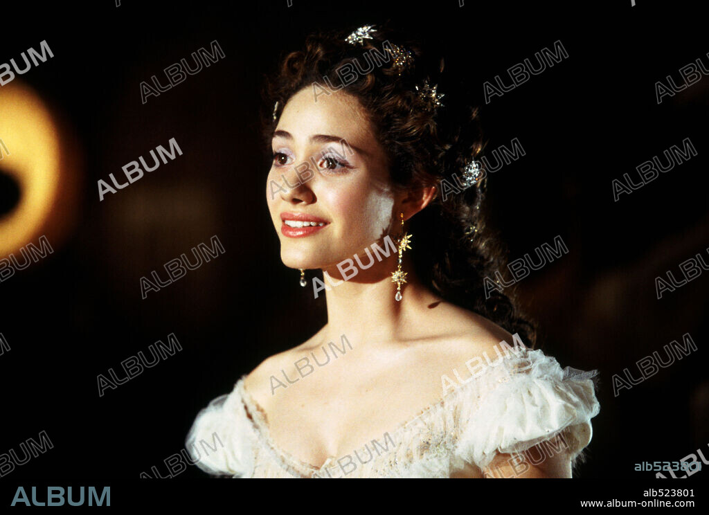 EMMY ROSSUM en EL FANTASMA DE LA ÓPERA, 2004 (THE PHANTOM OF THE OPERA), dirigida por JOEL SCHUMACHER. Copyright WARNER BROS. PICTURES / BAILEY, ALEX.