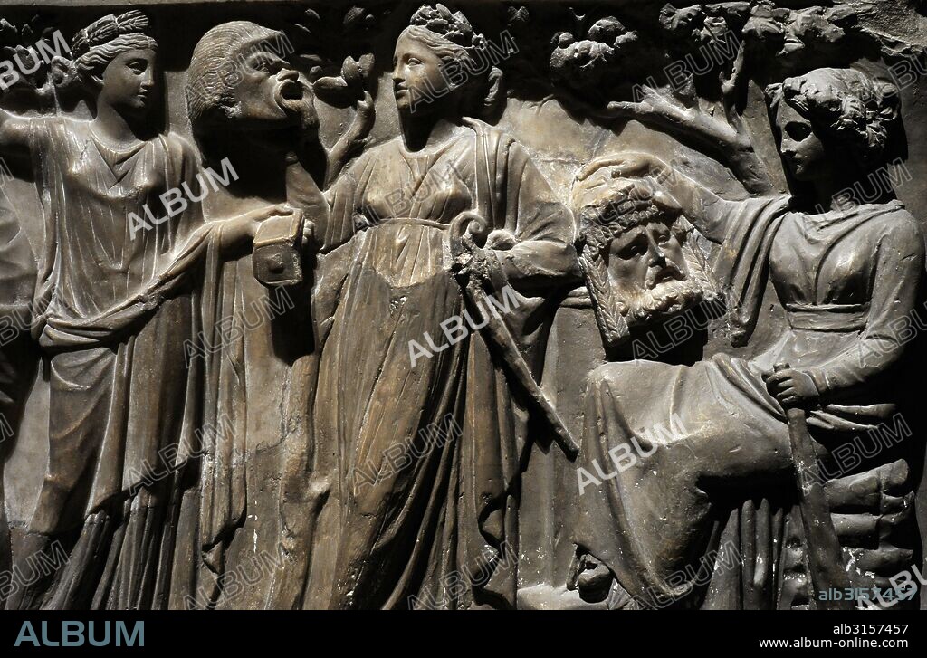 Arte romano. Panel de un sarcófago con la representación de las Nueve Musas inspiradoras de las artes. Mitad del siglo II d. C. Mármol. Detalle. Museo del Hermitage (The State Hermitage Museum). San Petersburgo. Rusia.