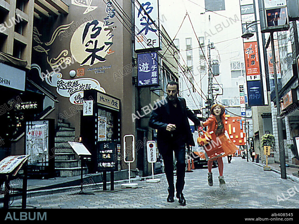 JEAN RENO et RYOKO HIROSUE dans WASABI, 2001, réalisé par GERARD KRAWCZYK. Copyright COLUMBIA PICTURES.