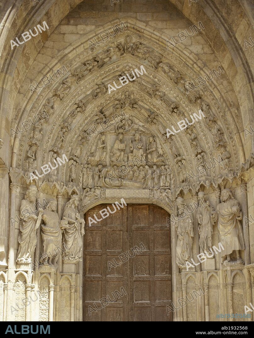 ARTE GOTICO. ESPAÑA. CATEDRAL DE SANTA MARIA DE REGLA. Iniciada en 1205 por el obispo Manrique DE LARA y concluida a inicios del siglo XIV. Vista de la PUERTA DE SAN FRANCISCO situada en la fachada principal. La puerta de madera es renacentista. LEON. Castilla-León.