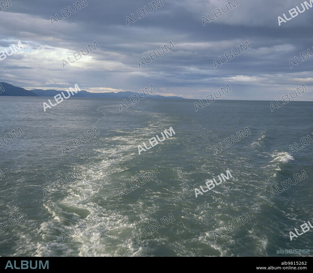 DESEMBOCADURA DEL RIO SAN LORENZO-VISTA DE LA ISLA DE ANTICOSTI - FOTO AÑOS 00.