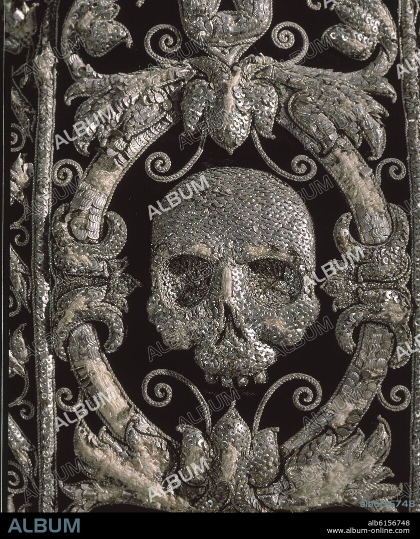 CASULLA DE LUTO O DE LAS CALAVERAS - SIGLO XVI - DETALLE DE UNA CALAVERA.