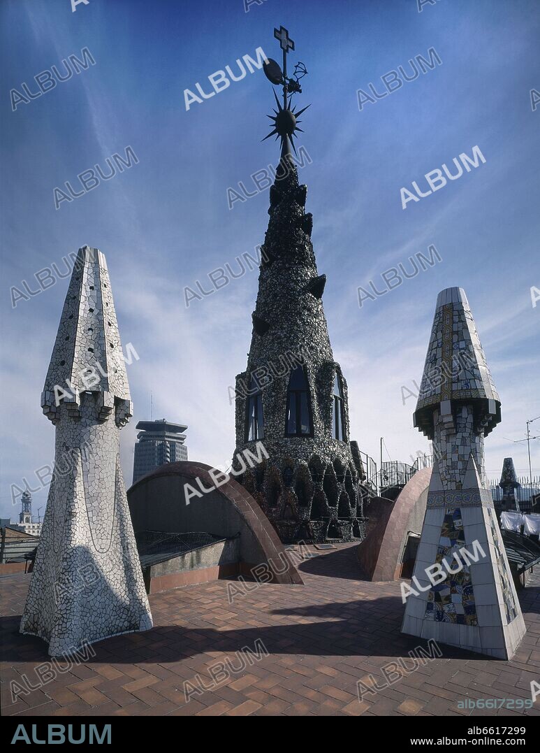 ANTONI GAUDÍ. AGUJA Y CHIMENEAS EN LA AZOTEA DEL PALACIO GÜELL - 1885/1888 - MODERNISMO CATALAN.