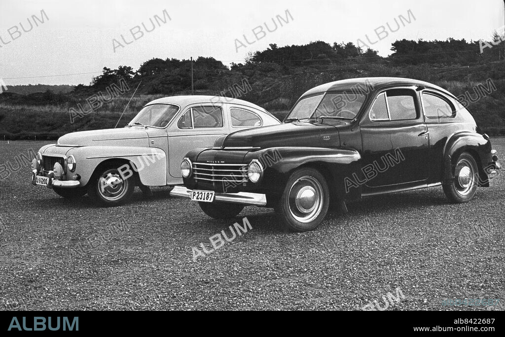 1965-10-17. Volvo PV 544 Sport 1966 (1965). Ytligt sett samma bil, PV 444 A från 1947 och PV 544 Sport 1966, men i detaljer tusentals förbättringar. Främst märker man här vindrutan, fronten, hjul och däck, strålkastare, sidorutor, blinkers (det var utfällbara pilar på A-modellen). Men nu går 544:an inte att modernisera längre. I kombivagnsutförande, Duett, ska den leva kvar säkert många år till.. Foto: Lennart Öjesten / Expressen / TT / Kod: 192. ** AFTONBLADET OUT **.