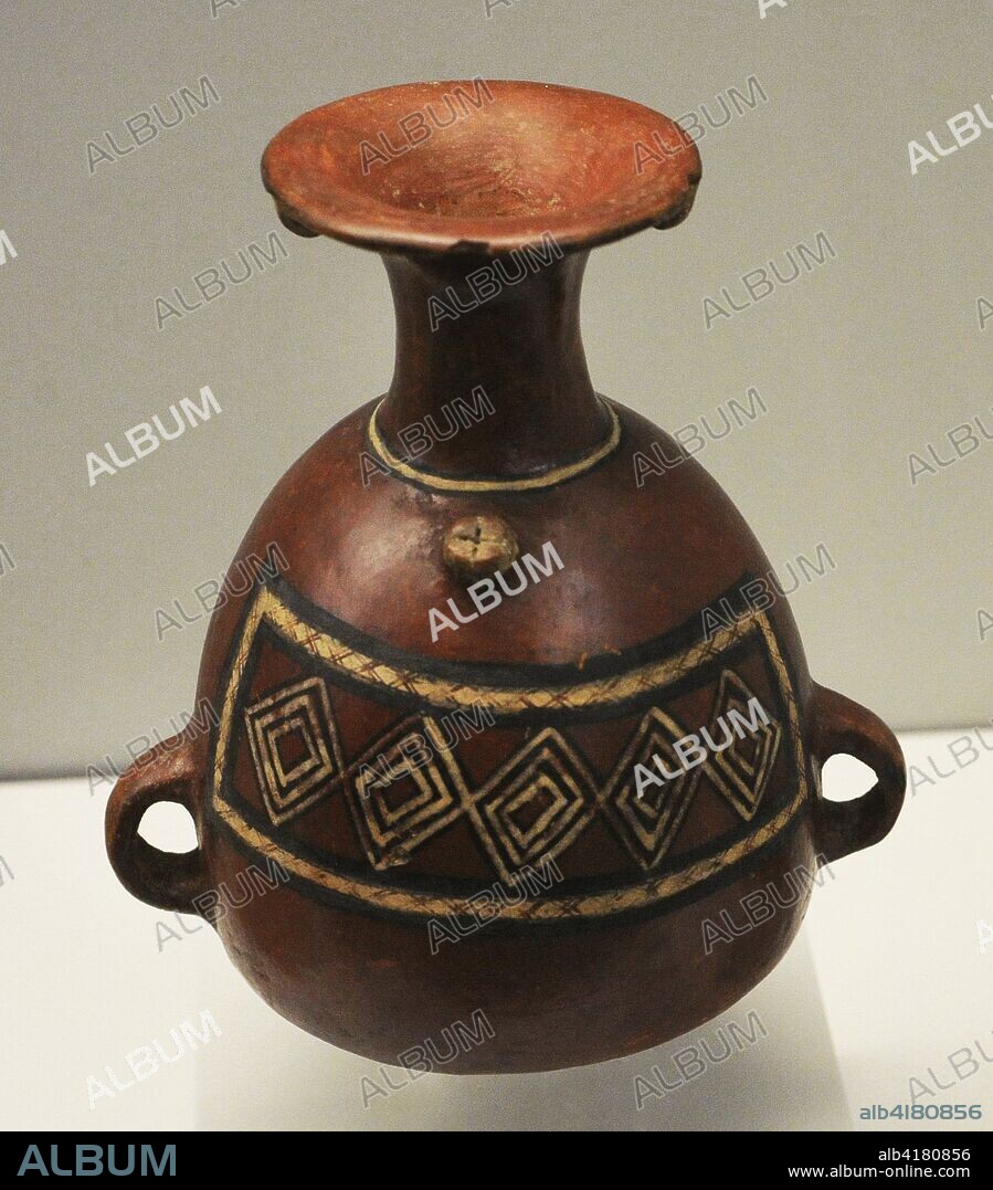Vasija o aríbalo. Servían para contener y transportar agua o chicha (cerveza de maíz). Cultura Inca. Horizonte Tardío. (1400-1532 d. C.). Perú. Cerámica. Museo de América. Madrid. España.