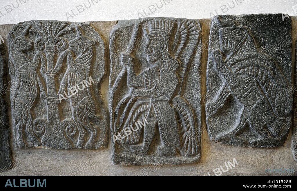 ARTE MESOPOTAMIA. CULTURA HALAF. IRAQ Cultura de Halaf, desarrollada en el noroete de síria en el 6º período Mesopotámico. Neolítico. ORTOSTATO decorado. Detalle. Templo-Santuario de Tell Hall. Basalto. S. IX. Museo de Pérgamo. Berlín (Isla de los Museos). Alemania. Europa.