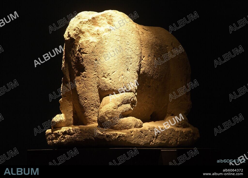 Alicante (capital); el MARQ (Museo Arqueológico de Alicante); sala de íberos; escultura de toro echado.