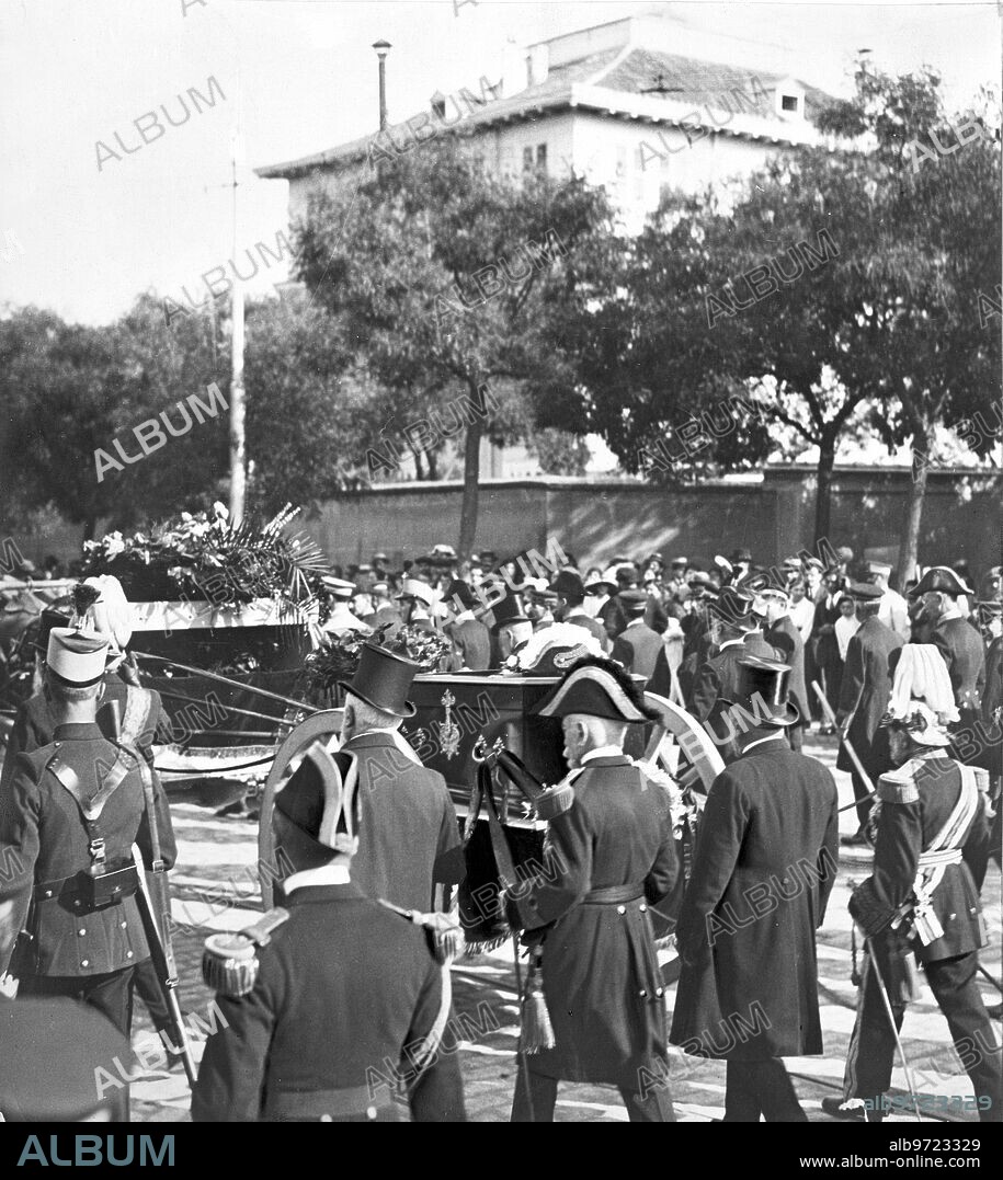 15 septiembre 1916. Entierro de D. José Echegaray. El armón de artillería con el féretro cubierto de Coronas.