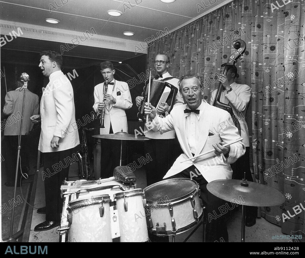 The North Sea May 1956 The Norwegian American Line's new flagship "Bergensfjord" on a maiden voyage from the Newcastle yard to Norway. Along the way, the current journalist and photographer got a look behind the scenes. Here the beautiful tourist class party hall, where 300 guests can swing to live music. The man at the microphone is unknown, but otherwise from V: Mikkel Flagstad, clarinet, Rolf Syversen, accordion, Alf Søgaard, drums, and Ivar Børsum, bass. Photo: Sverre A. Børretzen / Current / NTB.