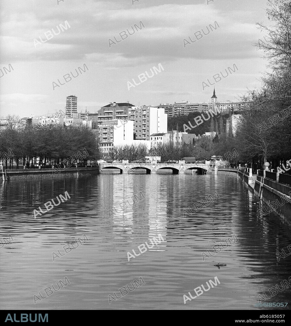 PUENTE SOBRE EL RIO MANZANARES - FOTOGRAFIA EN BLANCO Y NEGRO - AÑOS 50.