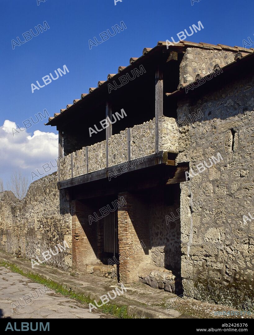 ARTE ROMANO. ITALIA. Exterior de una "DOMUS" o casa unifamiliar pompeyana de dos pisos, edificada en la Via Nocera. Este tipo de construcción se desarrolló entre los siglos IV a. C. al I d. C. POMPEYA. La Campania.