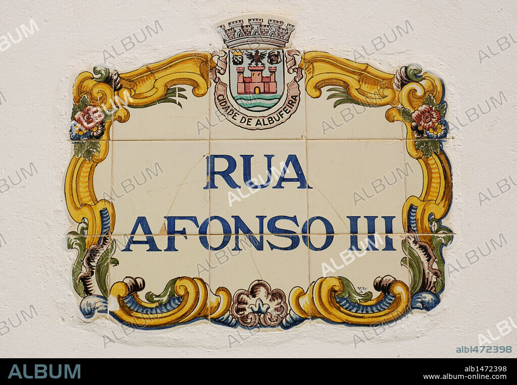 Azulejos con el nombre de la rua Afonso III (calle Alfonso III), y el escudo de la ciudad. Albufeira. El Algarve. Portugal.