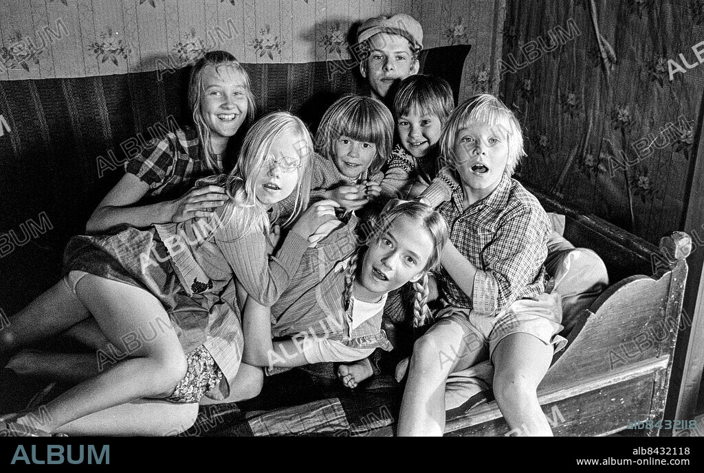 1972-05-18. Under inspelning av DEN VITA STENEN TV-serie av Gunnel Linde i regi av Göran Graffman. Sänt första gången 1973-10-06. Här ses bl. a. Ulf Hasseltorp (th), som spelar Hampus. Foto: Bo-Aje Mellin / RiR / SVT / Kod: 5600 Notis publ. i RiR 22/72 sid. 2. RiR 20531 sv/v neg    BCD774 sv/v kopia Anm. Se även BCD771-BCD773 Bildserier Fotoreportage Inspelningsbilder Barnskådespelare Syskon Skomakarbarn CD710 persons: ROBERT RUNDBERG;JOAKIM RUNDBERG;ANN-CHARLOTTE LITHMAN;GUNILLA SÖDERHOLM;CECILIA NILSSON;INGEMAR HASSELQUIST;ULF HASSELTORP sites: SVERIGE.