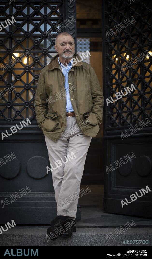 Madrid, 18/09/2019. Posado de Arturo Pérez Reverte en la Rae. Foto: Maya Balanya. Archdc.