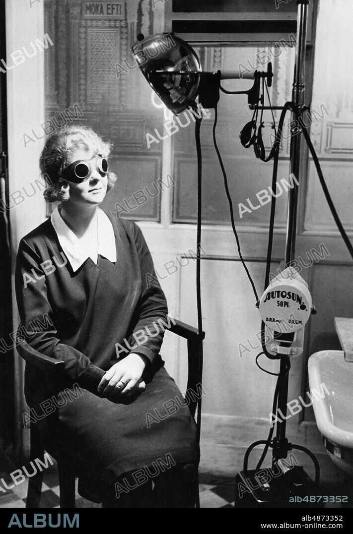 GERMANY BERLIN 1931-02-03. Orig. caption ... HÖHENSONNE IM AUTOMATEN. In the hairdressing salon of a large café in the center of Berlin, a high-altitude solar machine has been set up, which donates its beneficial ultraviolet rays to a fifty-year-old. Photo: Keystone View Company / AB Text & Bilder / SVT / Code: 5600 Folder: Massage o. El. treatment 4796 a Solarium Beauty treatments Quartz lamps Sun lamps Tanning Goggles Light treatments sites: BERLIN; GERMANY.