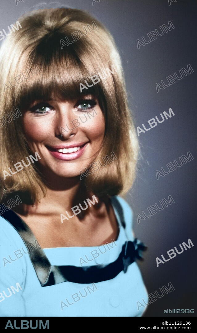 Vivi Bach, Danish singer, actress and television presenter, during a photo shoot, Germany around 1970. (original german headline: Vivi Bach).