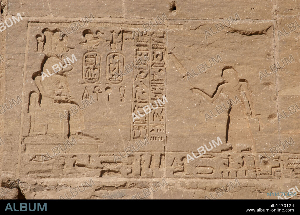 ARTE EGIPCIO. EGIPTO. TEMPLO MAYOR DE RAMSES II. XIX Dinastía. Imperio Nuevo. Relieves existentes de la fachada exterior del templo, con la representación de Ramses II y los cartuchos o título reales esculpidos en la roca.. ABU SIMBEL. Norte de Africa.
