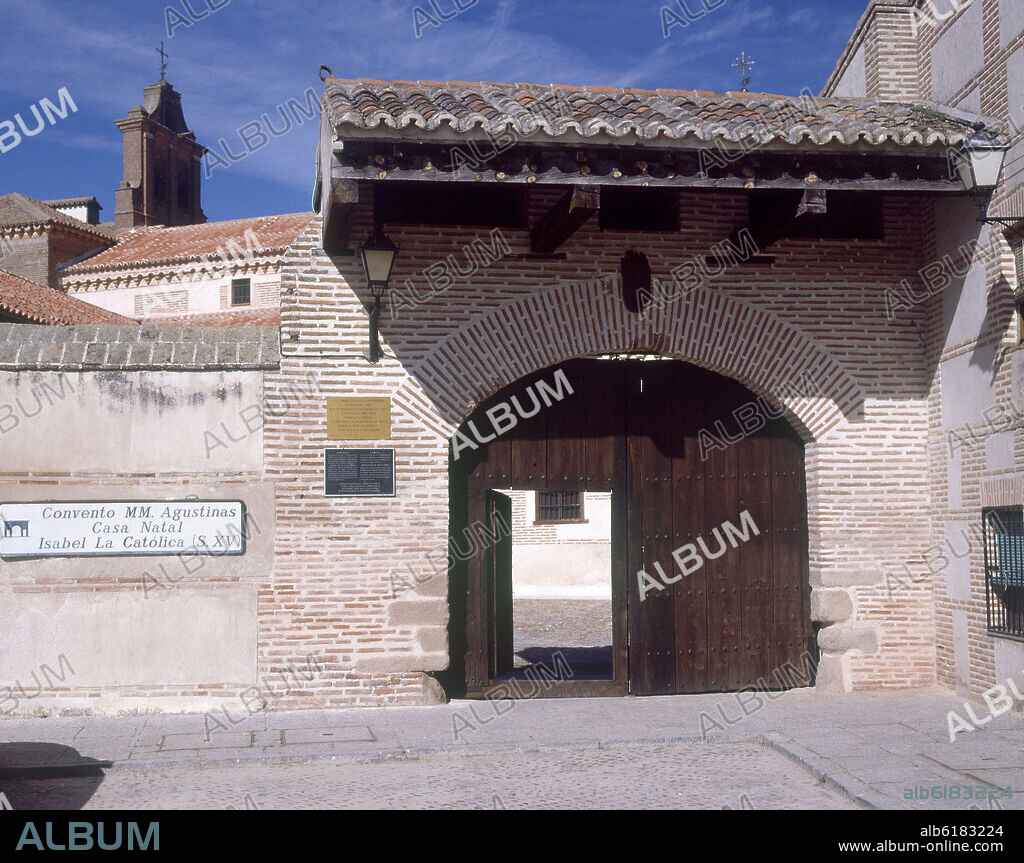 PORTON DE ENTRADA AL CONVENTO DE MADRES AGUSTINAS - CASA NATAL DE ISABEL LA CATOLICA - S XV.