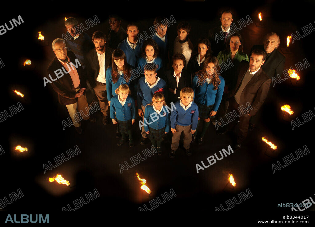 AMPARO BARO, ANA DE ARMAS, CARLOTA GARCIA, DENISSE PEÑA, ELENA FURIASE, LUIS MERLO, MARTIÑO RIVAS y NATALIA MILLAN en EL INTERNADO, 2007, dirigida por ALEXANDRA GRAF, JESUS RODRIGO, MARCO A. CASTILLO y MIGUEL ALCANTUD. Copyright GLOBOMEDIA.