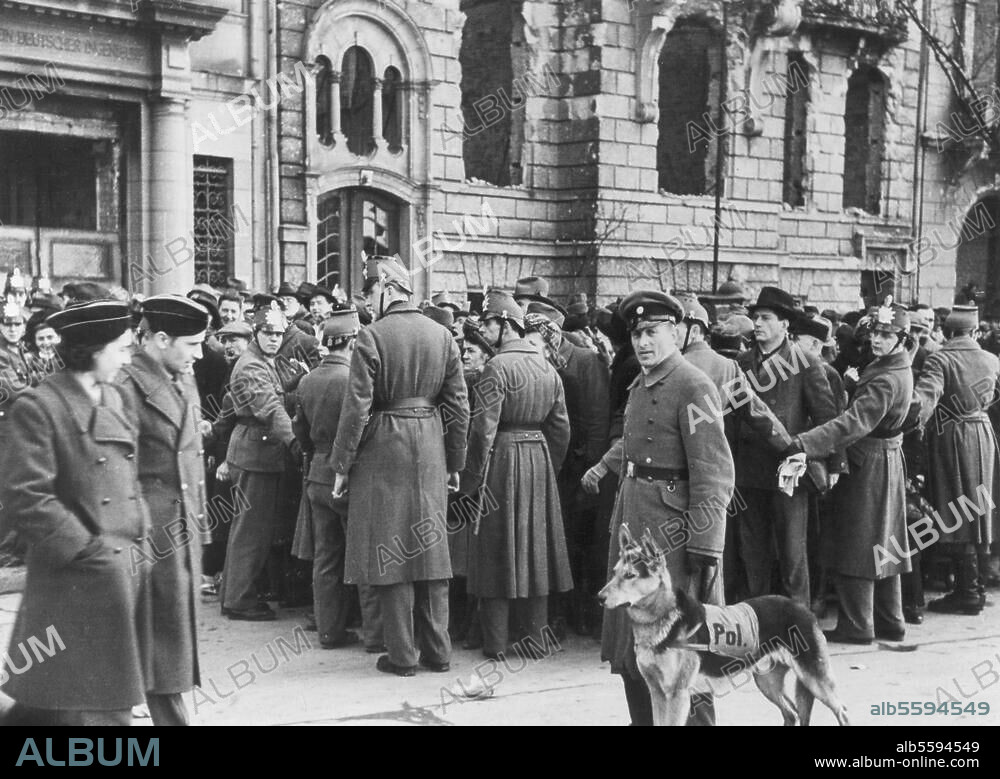 History / Second World War / Postwar period:. black market trading. A police raid against a black market in Berlin. Photo, March 1946.